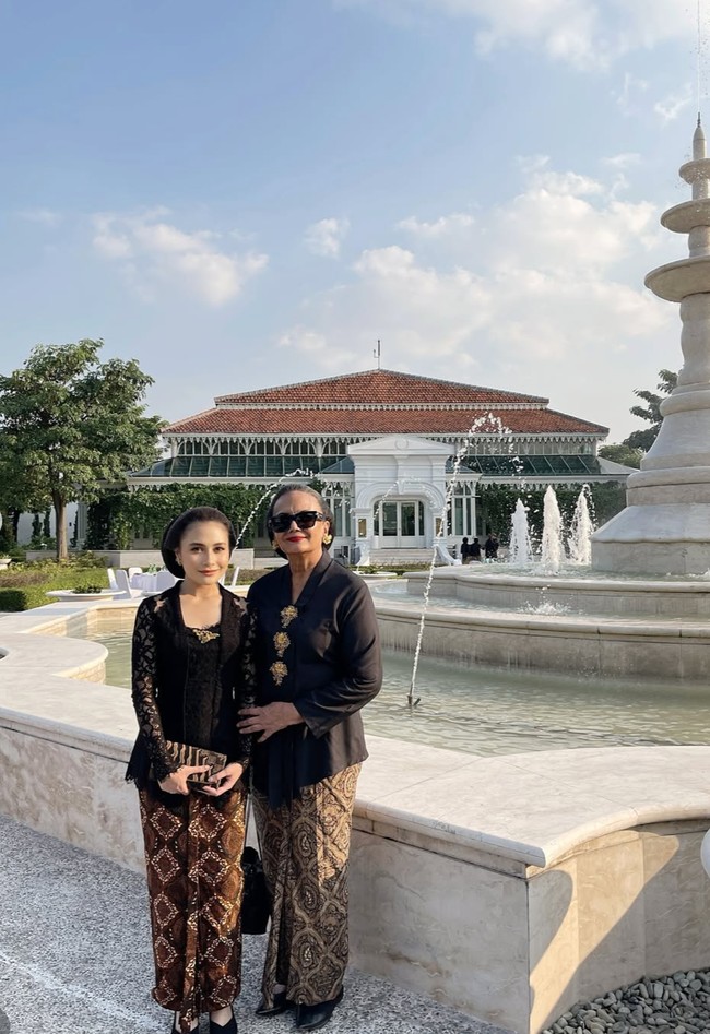 Turut berpose bersama Prilly, aktris Christine Hakim juga terlihat hadir. Christine Hakim memilih memadukan kebaya polos hitam dengan kain batik lilit bernuansa coklat. Tiga buah bros emas tampak menghiasi kebayanya. Penampilannya semakin lengkap dengan sanggul dan sepasang giwang emas. Foto: Instagram