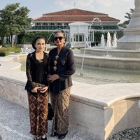 Turut berpose bersama Prilly, aktris Christine Hakim juga terlihat hadir. Christine Hakim memilih memadukan kebaya polos hitam dengan kain batik lilit bernuansa coklat. Tiga buah bros emas tampak menghiasi kebayanya. Penampilannya semakin lengkap dengan sanggul dan sepasang giwang emas. Foto: Instagram