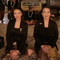 Raline Shah tampil tak kalah cantik dan anggun kenakan kebaya kutubaru berwarna hitam. Kebaya tersebut dipadukan dengan kain batik coklat. Bros emas kecil di kiri dadanya mempermanis tampilan. Nuansa adat semakin kental dengan rambut yang dibuat tersanggul. Foto: Instagram