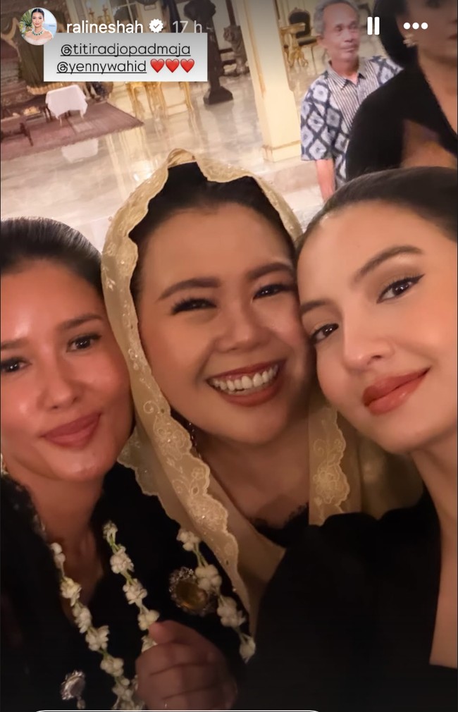 Raline Shah turut berpose bersama Titi Radjo Padmaja yang juga hadir. Terlihat Titi mengenakan kebaya hitam lengkap dengan rambut tersanggul rapi. Foto: Instagram