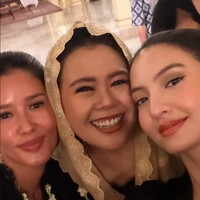 Raline Shah turut berpose bersama Titi Radjo Padmaja yang juga hadir. Terlihat Titi mengenakan kebaya hitam lengkap dengan rambut tersanggul rapi. Foto: Instagram