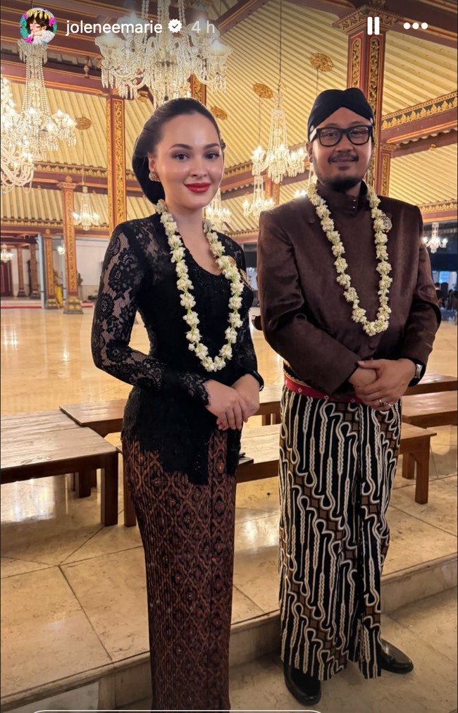 Puteri Indonesia Lingkungan 2019, Jolene Marie, tampil anggun kenakan kebaya lace model kutubaru. Ia memadukannya dengan kain batik bernuansa coklat dan hitam. Rambutnya tersanggul rapi, sementara wajahnya dipulas dengan riasan natural dan lipstik merah. Foto: Instagram