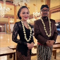 Puteri Indonesia Lingkungan 2019, Jolene Marie, tampil anggun kenakan kebaya lace model kutubaru. Ia memadukannya dengan kain batik bernuansa coklat dan hitam. Rambutnya tersanggul rapi, sementara wajahnya dipulas dengan riasan natural dan lipstik merah. Foto: Instagram