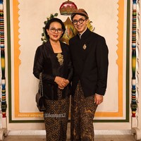 Desainer Didiet Maulana turut hadir di kirab pusaka malam 1 suro Pura Mangkunegaran. Didiet tampil mengenakan beskap hitam dipadukan kain batik bernuansa hitam dan kecoklalatan. Penampilannya semakin lengkap dengan blangkon senada yang menutupi kepalanya. Foto: Instagram