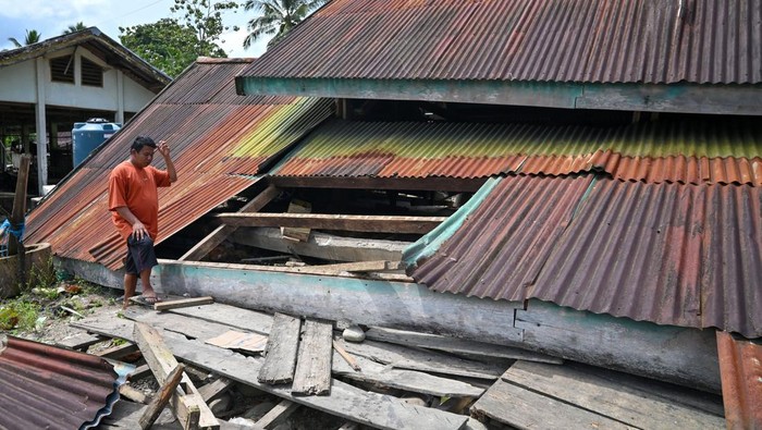 Warga berdiri di depan rumahnya yang rusak berat akibat gempa bermagnitudo 6,7 di Desa Kamarora A, Kecamtan Nokilalaki, Sigi, Sulawesi Tengah, Rabu (17/6/2026). Badan Nasional Penanggulangan Bencana (BNPB) melaporkan, gempa yang terjadi pada Senin (16/6) pukul 10.27 WIB itu mengakibatkan seorang warga meninggal dunia dan sekitar 110 Kepala Keluarga atau 312 jiwa terdampak, 25 warga luka ringan, 13 luka berat, sementara rumah yang terdampak masing-masing 12 unit rusak berat, enam rusak sedang, dan 26 unit rusak ringan. ANTARA FOTO/Basri Marzuki/wsj.