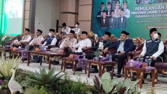 Gubernur Jambi saat sambut kepulangan jemaah haji