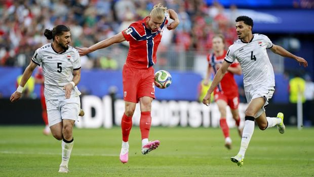 Erling Haaland tampil menggila dan menjadi bintang kemenangan Norwegia saat menghajar Irak 4-1 pada laga perdana Grup I Piala Dunia 2026 di Boston Stadium, Massachusetts, Rabu (17/6/2026) pagi WIB. Striker andalan Norwegia itu mencetak dua gol pada babak pertama untuk membawa timnya mengawali turnamen dengan hasil meyakinkan sekaligus memimpin klasemen sementara grup. REUTERS