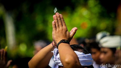 Umat Hindu melaksanakan ibadah Hari Galungan dengan penuh khidmat di Pura Amerta Jati, Cinere, Depok, Jawa Barat, Rabu (17/6/2026). Hari suci yang diperingati setiap 210 hari sekali dalam kalender Bali ini menjadi momentum penting bagi umat Hindu untuk memperingati kemenangan dharma atau kebenaran atas adharma yang melambangkan kejahatan.