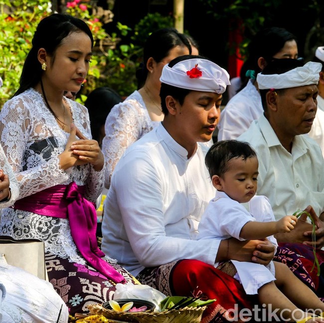 Hari Kemenangan Dharma, Umat Hindu Gelar Ibadah Galungan dengan Penuh Hikmat di Depok