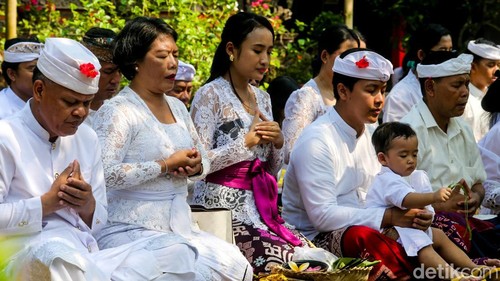 Umat Hindu melaksanakan ibadah Hari Galungan dengan penuh khidmat di Pura Amerta Jati, Cinere, Depok, Jawa Barat, Rabu (17/6/2026). Hari suci yang diperingati setiap 210 hari sekali dalam kalender Bali ini menjadi momentum penting bagi umat Hindu untuk memperingati kemenangan dharma atau kebenaran atas adharma yang melambangkan kejahatan.