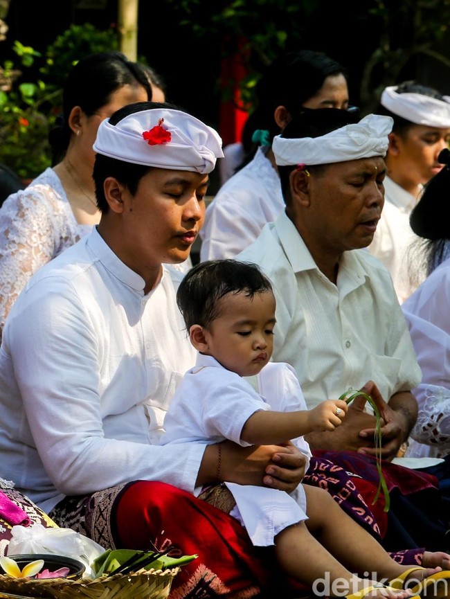 Hari Kemenangan Dharma, Umat Hindu Gelar Ibadah Galungan dengan Penuh Hikmat di Depok