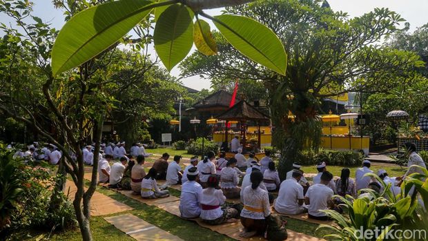 Umat Hindu melaksanakan ibadah Hari Galungan dengan penuh khidmat di Pura Amerta Jati, Cinere, Depok, Jawa Barat, Rabu (17/6/2026). Hari suci yang diperingati setiap 210 hari sekali dalam kalender Bali ini menjadi momentum penting bagi umat Hindu untuk memperingati kemenangan dharma atau kebenaran atas adharma yang melambangkan kejahatan.