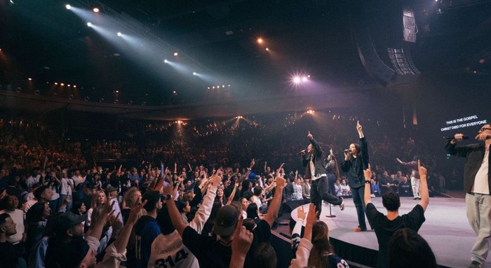 Hillsong Worship akan menggelar konser perdana di Surabaya pada 11 September 2026. Siapkan diri untuk malam penuh inspirasi dan kehadiran Tuhan!