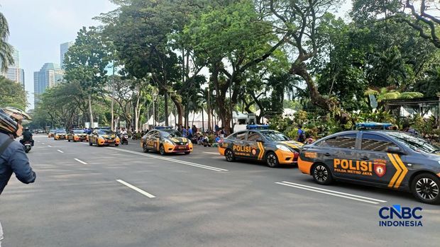 Pengamanan di kawasan Hotel Sultan, Senayan, Jakarta Pusat, mulai diperketat menjelang pelaksanaan eksekusi pengosongan yang dijadwalkan berlangsung Kamis (18/6/2026). (CNBC Indonesia/Ferry Sandi)