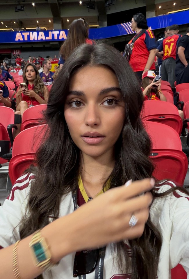 Hubungan asmara Ines Garcia dan Lamine Yamal terungkap ke publik pada April 2026. Lamine menhajak Ines menghadiri perayaan kemenangan Barcelona di Liga Spanyol. Foto: Dok. Instagram Ines Garcia