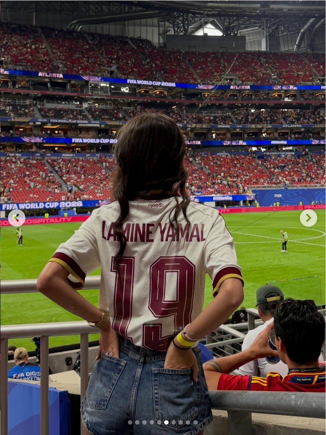 Ines berpose di tribun penonton memakai jersey Spanyol dengan nomer punggung 19 bertuliskan Lamine Yamal. Foto: Dok. Instagram Ines Garcia