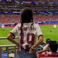 Ines berpose di tribun penonton memakai jersey Spanyol dengan nomer punggung 19 bertuliskan Lamine Yamal. Foto: Dok. Instagram Ines Garcia