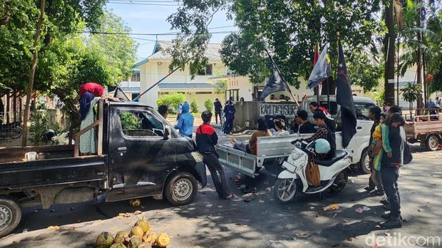 Jalan Hertasning depan kantor sementara DPRD Makassar ditutup imbas demo PKL.