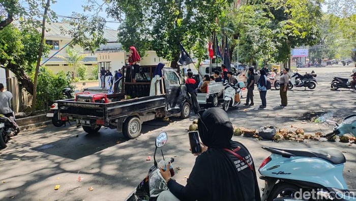 Jalan Hertasning depan kantor sementara DPRD Makassar ditutup imbas demo PKL.