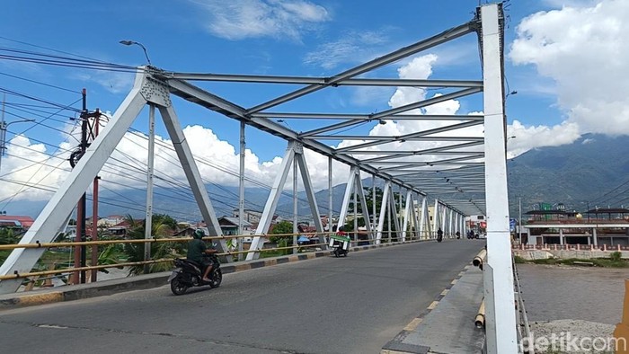 Jembatan III Palu yang retak akibat gempa M 6,7 kembali dibuka secara terbatas untuk pengendara.