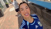 Momen Jennifer Bachdim mempersiapkan diri mendukung Argentina di Piala Dunia 2026. OMG aku menonton langsung Argentina vs Algeria. Kalian mendukung siapa? tulisnya dilihat di Instagram, Rabu (17/6/2026). (Foto: dok Instagram jenniferbachdim)