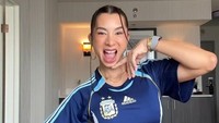Gaya Jennifer Bachdim memakai jersey Argentina. Ia sedang berpose di kamarnya. (Foto: dok Instagram jenniferbachdim)