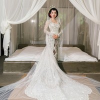 Pada akad nikah yang digelar pada 12 Juni 2026 di Tirtha Bali, Jennifer tampil sebagai pengantin Jawa mengenakan kebaya modern koleksi Maison Baaz Couture. Kebaya mewah bertabur payet dan kristal itu dipadukan dengan kain batik khas Yogyakarta motif Sido Asih. Sanggul Jawa klasik mempercantik penampilan ibu satu anak ini, lengkap dengan riasan paes dan rangkaian ronce, yang mengombinasikan bunga melati dan mawar merah. Untuk riasan, Jennifer mempercayakan pada MUA Kun Soo. Foto: Instagram/@jennifercoppenreal20