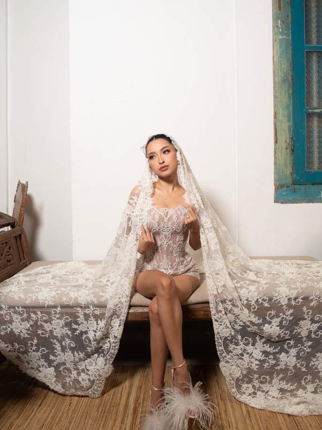 Penampilan Jennifer saat mengenakan bridal robe rancangan Christie Basil tak kalah curi atensi. Penampilannya terlihat memukau dengan short jumpsuit renda bersiluet ketat layaknya korset. Bagian dadanya berpotongan sweetheart neckline. Penampilannya semakin dramatis dengan kerudung lace yang menutupi bagian kepalanya. Foto: Instagram/@jennifercoppenreal20