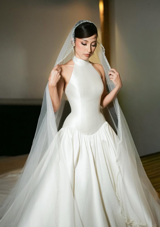 Setelah wedding vows, sore harinya Jennifer dan Hubner menggelar acara resepsi. Di acara resepsi, Jennifer memilih gaun rancangan Hian Tjen. Gaun model halter neck itu memiliki potongan pinggang rendah. Gaun tersebut dipadukan dengan kerudung sepanjang 4 meter yang dihiasi detail hiasan tangan yang halus.  Foto: Instagram/@hiantjen