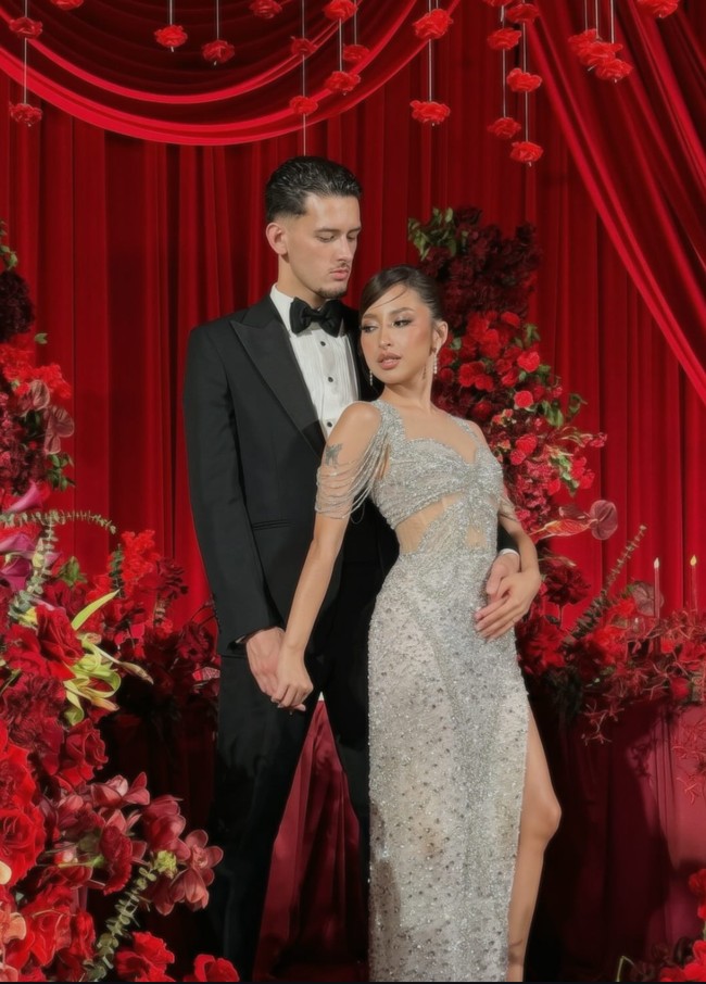 Di acara resepsi, Jennifer tampak berganti pakaian saat berdansa dengan suaminya, Justin Hubner. Jennifer tampil lebih santai dan terbuka dengan gaun silver yang dipenuhi payet serta kristal berkilau. Gaun tersebut memiliki detail cut out ddi bagian pinggang dan perut, serta high slit di salah satu sisi kaki. Melengkapi penampilannya, Jennifer memilih gaya rambut sleek updo dan riasan soft glam yang flawless. Banyak netizen memuji penampilan Jennifer di hari bahagianya. WEDDING TER GOONGG … semua perfect so beautiful… YANG LAEN MINGGIIRRRRRR, tulis salah satu komentar. Foto: Instagram/@jennifercoppenreal20