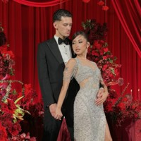 Di acara resepsi, Jennifer tampak berganti pakaian saat berdansa dengan suaminya, Justin Hubner. Jennifer tampil lebih santai dan terbuka dengan gaun silver yang dipenuhi payet serta kristal berkilau. Gaun tersebut memiliki detail cut out ddi bagian pinggang dan perut, serta high slit di salah satu sisi kaki. Melengkapi penampilannya, Jennifer memilih gaya rambut sleek updo dan riasan soft glam yang flawless. Banyak netizen memuji penampilan Jennifer di hari bahagianya. WEDDING TER GOONGG … semua perfect so beautiful… YANG LAEN MINGGIIRRRRRR, tulis salah satu komentar. Foto: Instagram/@jennifercoppenreal20