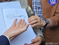 Jokowi Tanda Tangani Buku Baru Rismon Otentikasi Ijazah Joko Widodo