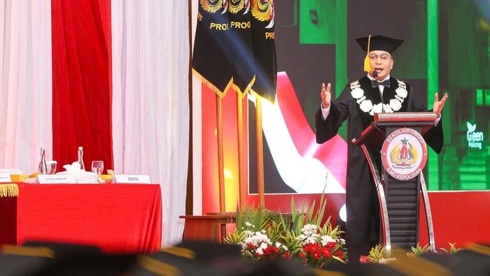 Kapolda Riau mengisi orasi ilmiah di Dies Natalis ke-80 PTIK Lemdiklat Polri, mendorong polisi sebagai penjaga peradaban, Rabu (17/6/2026).