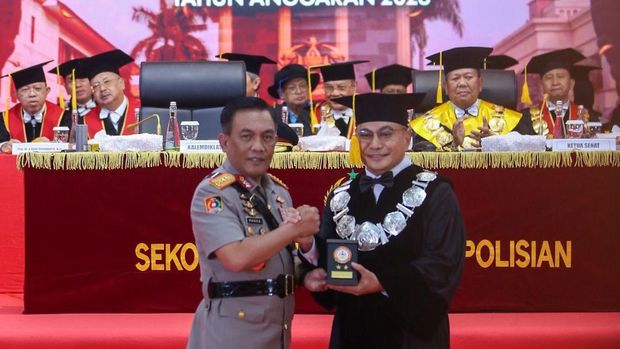 Kapolda Riau mengisi orasi ilmiah di Dies Natalis ke-80 PTIK Lemdiklat Polri, mendorong polisi sebagai penjaga peradaban, Rabu (17/6/2026).