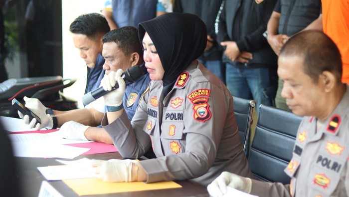 Kapolres Ternate, AKBP Anita Ratna Yulianto saat konferensi pers pengungkapan kasus aborsi.