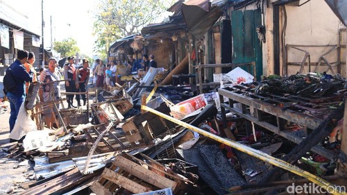 Kondisi barang dagangan, kayu gelondongan, dan beberapa benda lain di tujuh kios Pasar Tradisional Desa Tulikup terlihat hangus terbakar, Rabu (17/6/2026). (Aryo Mahendro/detikBali).