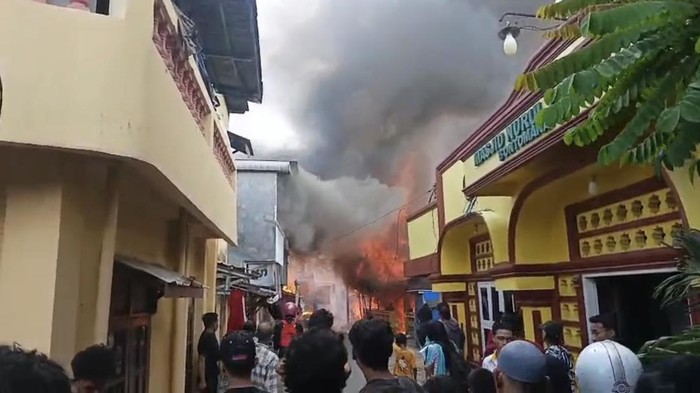 Kebakaran menghanguskan 10 rumah di Jalan Sultan Alauddin Makassar.