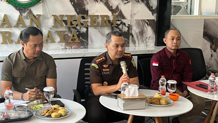Kepala Kejari Surabaya Tri Anggoro Mukti saat konferensi pers penghentian penyelidikan dugaan kasus korupsi RSU Dr.Soetomo