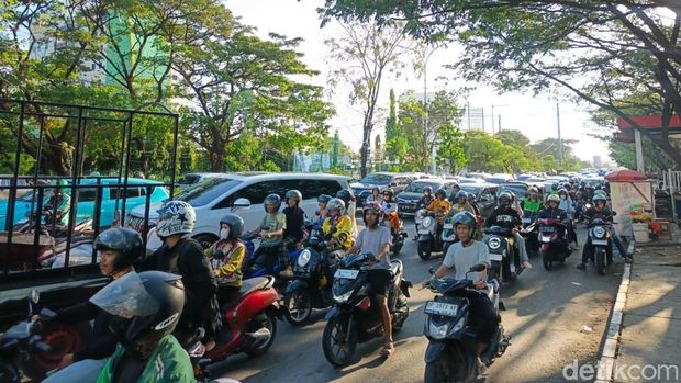 Kemacetan di Jalan Urip Sumoharjo depan kampus Universitas Muslim Indonesia (UMI) Makassar. Kemacetan di Jalan Urip Sumoharjo depan kampus Universitas Muslim Indonesia (UMI) Makassar.