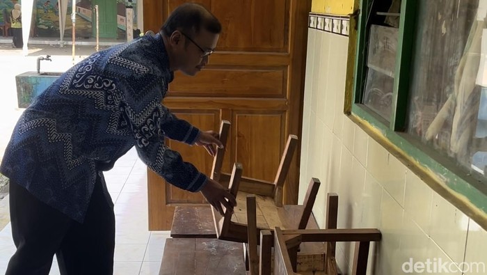 Kesek MI Miftahul Huda menunjukkan area penerimaan MBG di sekolahnya