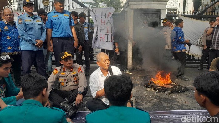 Keterangan foto: Wakil Ketua DPRD Sumut Sutarto menemui massa aksi (Nizar Aldi/detikSumut)