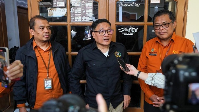 Ketua DPRD DKI Jakarta Suhud Alynudin (tengah)