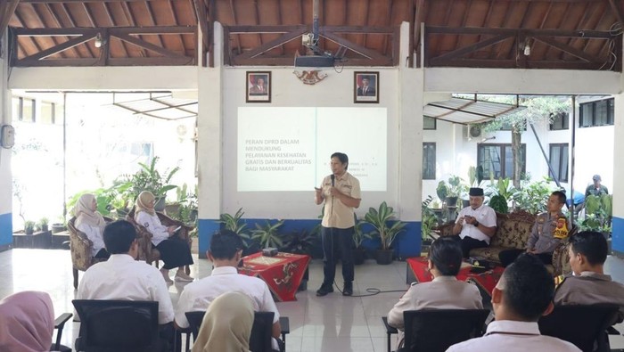 Ketua Komisi IV DPRD Kota Bandung Iman Lestariyono saat menjadi pembicara di Kecamatan Gedebage.