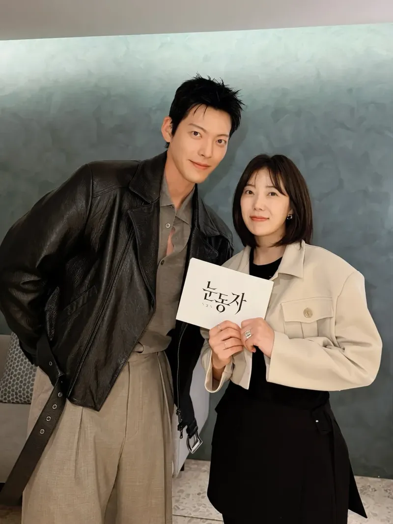 Kim Woo Bin menghadiri acara pemutaran perdana VIP film The Eyes, yang dibintangi Shin Min Ah.