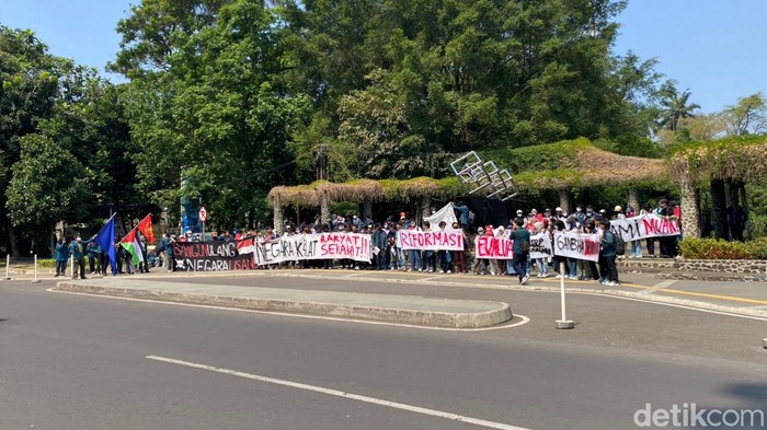 KM ITB gelar aksi di Tugu Kubu, Jalan Ganesha, Kota Bandung