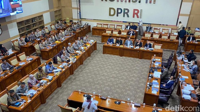 Komisi III DPR Rapat dengan Wakapolri dan Kepala PPATK