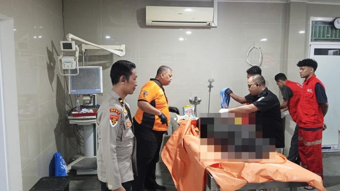 Korban yang tewas gantung diri dibawa ke RS Bhayangkara Palembang