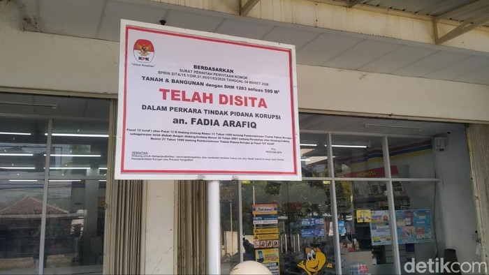 Meski dipasangi papan bertulisan Telah disita dalam tindak pidana korupsi a.n Fadia Arafiq, minimarket di Pekalongan ini tetap buka seperti biasa.