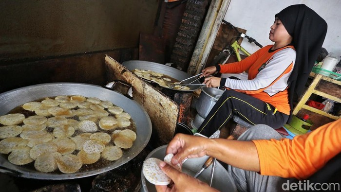 Program Kredit Usaha Rakyat (KUR) terus menjadi salah satu instrumen penting dalam mendorong pertumbuhan usaha mikro, kecil, dan menengah (UMKM) di Indonesia. Dari industri rumahan kripik tempe hingga berbagai sektor usaha produktif lainnya, akses pembiayaan melalui KUR memberikan peluang bagi pelaku usaha untuk meningkatkan kapasitas produksi, memperluas pasar, dan memperkuat daya saing usahanya.