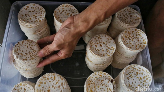 Program Kredit Usaha Rakyat (KUR) terus menjadi salah satu instrumen penting dalam mendorong pertumbuhan usaha mikro, kecil, dan menengah (UMKM) di Indonesia. Dari industri rumahan kripik tempe hingga berbagai sektor usaha produktif lainnya, akses pembiayaan melalui KUR memberikan peluang bagi pelaku usaha untuk meningkatkan kapasitas produksi, memperluas pasar, dan memperkuat daya saing usahanya.